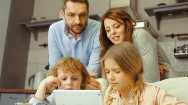 Família observa um computador